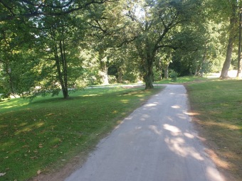 2023-09-07 Závlaha zprovozněna, nové cestičky dokončeny. Lavičky před dokončením.