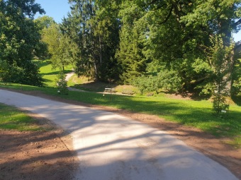 2023-09-07 Závlaha zprovozněna, nové cestičky dokončeny. Lavičky před dokončením.