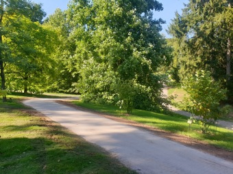 2023-09-07 Závlaha zprovozněna, nové cestičky dokončeny. Lavičky před dokončením.