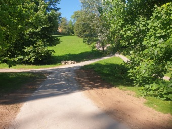 2023-09-07 Závlaha zprovozněna, nové cestičky dokončeny. Lavičky před dokončením.