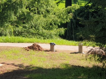 2023-09-07 Závlaha zprovozněna, nové cestičky dokončeny. Lavičky před dokončením.