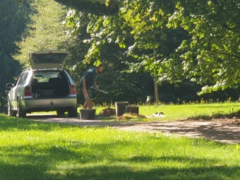 2023-09-07 Závlaha zprovozněna, nové cestičky dokončeny. Lavičky před dokončením.