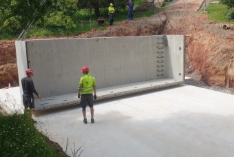 2023 Program dešťovka - průběh prací - montáž retenční nádrže 13.6. 2023