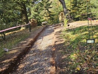 2025 Úprava centrální cesty horním parkem arboreta (10/25 - 04/26)
