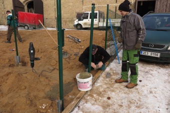 2016 Stavba chlívku - přístřeší s výběhem pro chov domácích zvířat (dokončeno 9.12. 2016)