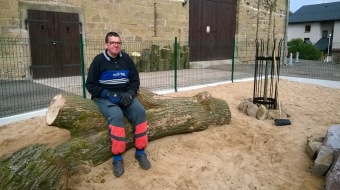 2017 Umístění části kmenu dubu červeného z dolního parku do výběhu (31.3.)