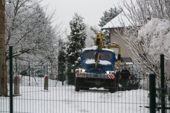 2016 Stavba chlívku - přístřeší s výběhem pro chov domácích zvířat (dokončeno 9.12. 2016) - umístění kamenů do výběhu