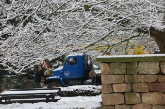 2016 Stavba chlívku - přístřeší s výběhem pro chov domácích zvířat (dokončeno 9.12. 2016) - umístění kamenů do výběhu