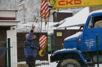 2016 Stavba chlívku - přístřeší s výběhem pro chov domácích zvířat (dokončeno 9.12. 2016) - umístění kamenů do výběhu