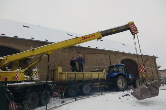 2016 Stavba chlívku - přístřeší s výběhem pro chov domácích zvířat (dokončeno 9.12. 2016) - umístění kamenů do výběhu