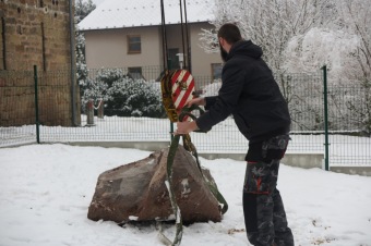 2016 Stavba chlívku - přístřeší s výběhem pro chov domácích zvířat (dokončeno 9.12. 2016) - umístění kamenů do výběhu