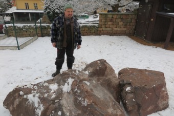 2016 Stavba chlívku - přístřeší s výběhem pro chov domácích zvířat (dokončeno 9.12. 2016) - umístění kamenů do výběhu