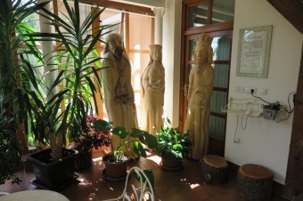 Dřevořezby v zimní zahradě u zámecké kaple sv. Bartoloměje