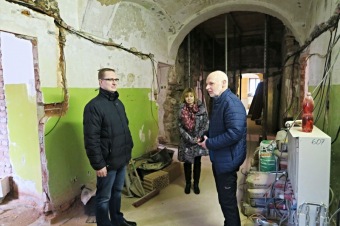 2017 Rekonstrukce objektu Na Výsluní pro novou soc. službu SSDD - z prohlídky stavby p. radní Pavel Šotola a p. vedoucí OSV Helena Zahálková