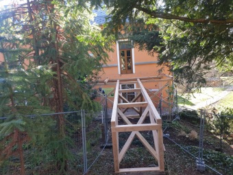 2022 Obnova terasy a lávky nad skalkou u zámecké budovy (6.4.)