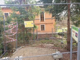 2022 Obnova terasy a lávky nad skalkou u zámecké budovy (6.4.)